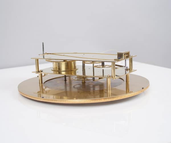 dachluhr-vienna-regulator-wall-clock-movement-side Detailed image of the Vienna regulator gear work